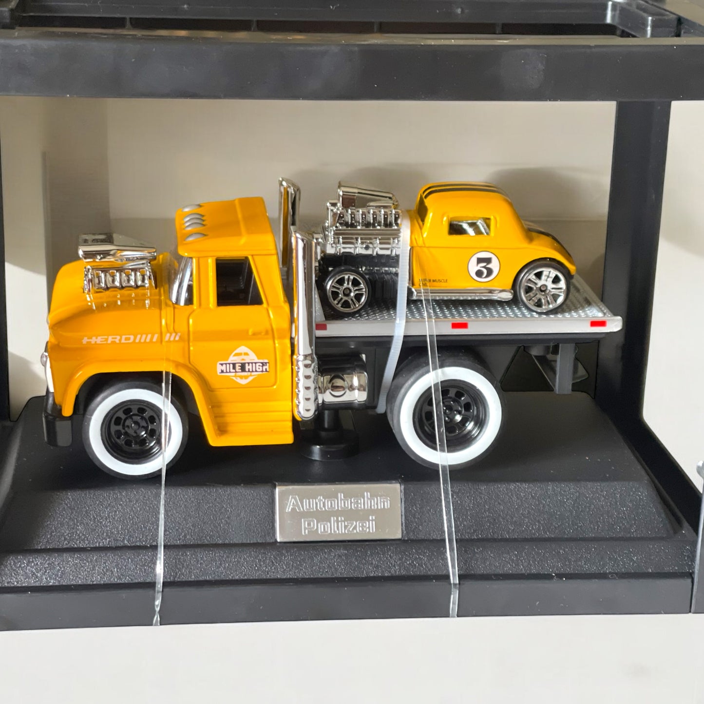 Autobahn - Trailer & Vehicle (Die Cast Working Headlights, Sound & Pull back) - Import