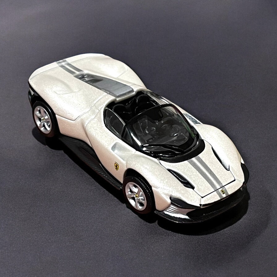 1:64 Bburago Scale Model Die Cast- Ferrari- Daytona SP3 (Pearl white)
